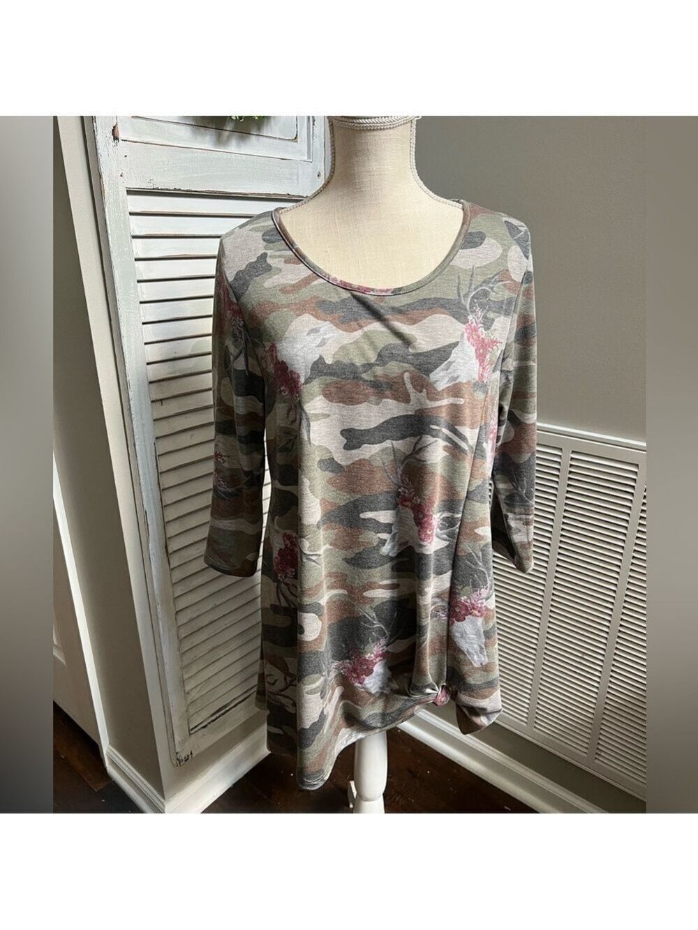 Woman’s Honeyme Camo Knit shirt sleeve Tee. Cattle skulls. Size Large